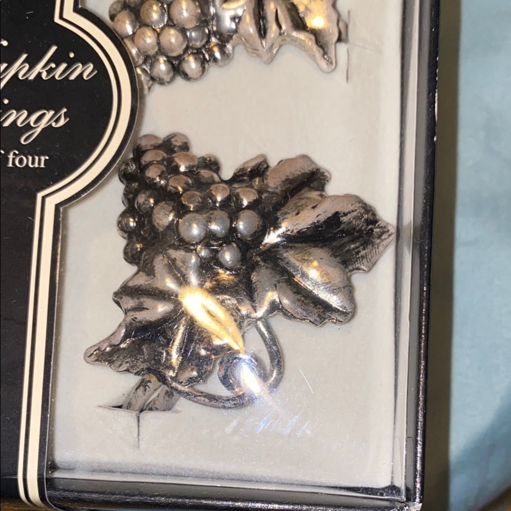 BX48 Silver Leaf and grape vines Napkin Rings Set of Four - Picture 3 of 4